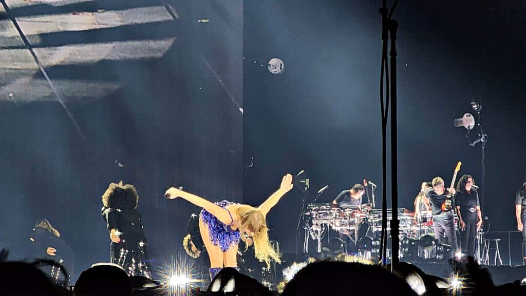 Taylor swift eras tour concert bowing. 